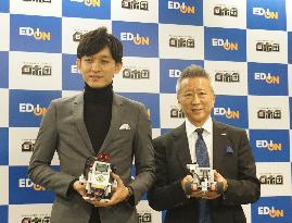Yumemi Shigemi (left), president of Yumemi, and Kubo, chairman and president of EDION